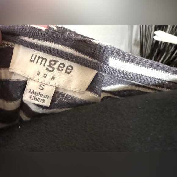 Umgee Sz SM black and white stripes, relaxed fit, and roughed edge neckline - Picture 9 of 10